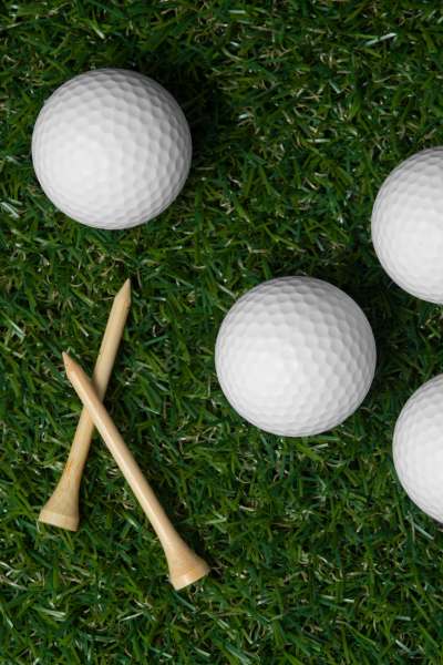 Golfbälle auf Grün